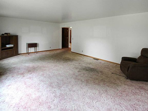 3rd image of 105 Thompson Ln