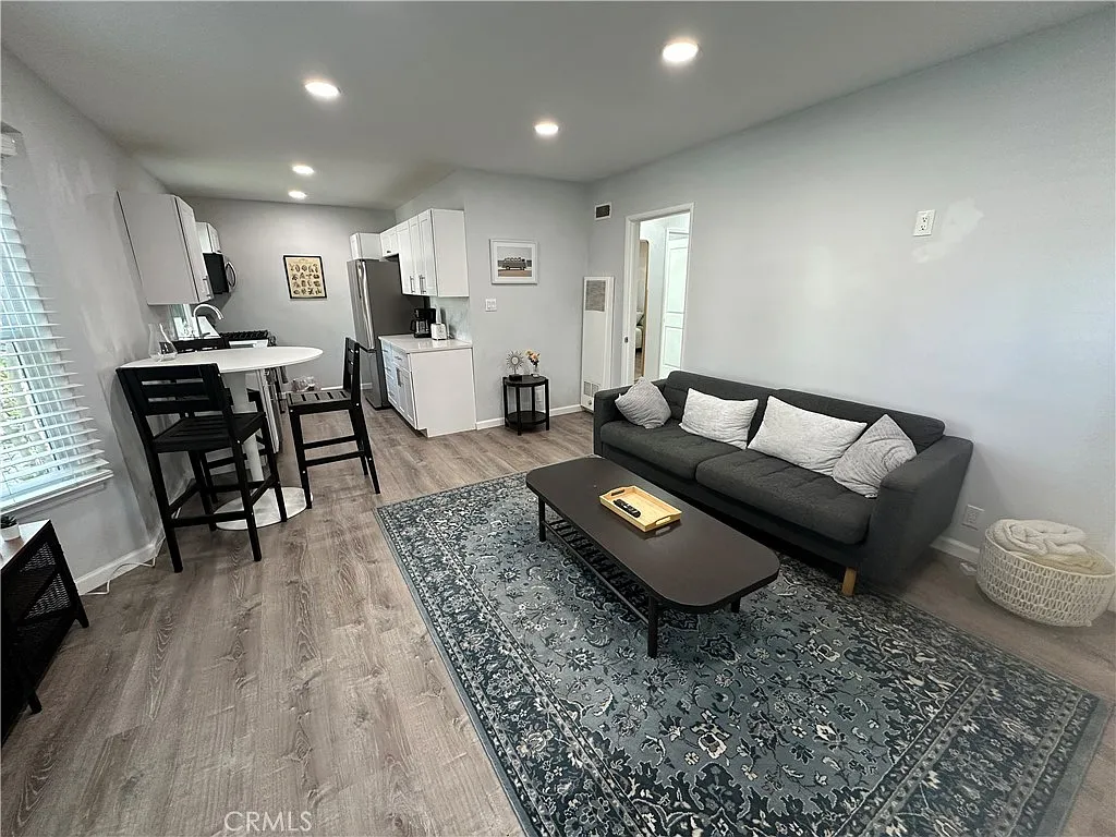 2 bed, 750 sqft, $3,995 — Photo 3