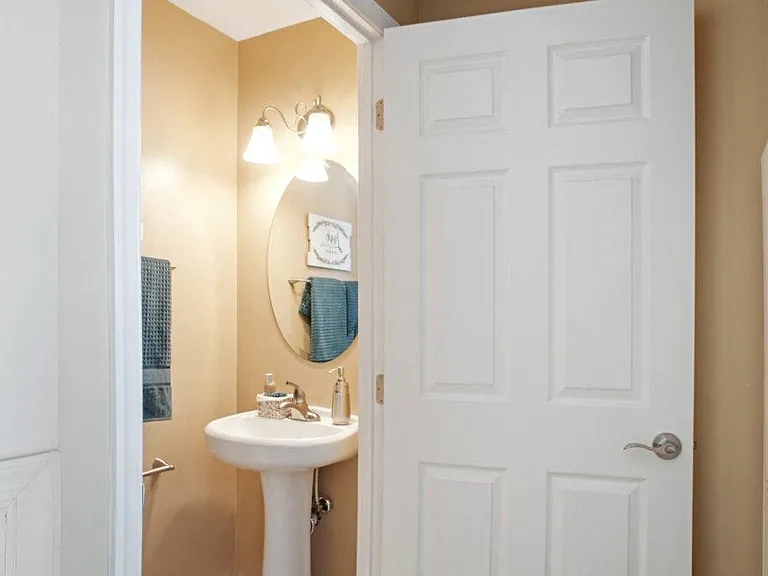 Montgomery Manor Apartments & Townhomes — Photo 11