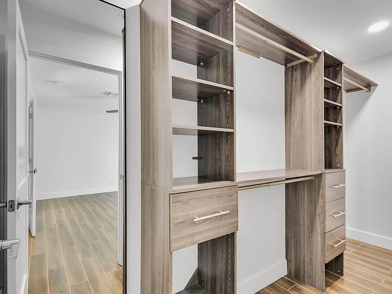 204 W Whitney Dr — Photo 23