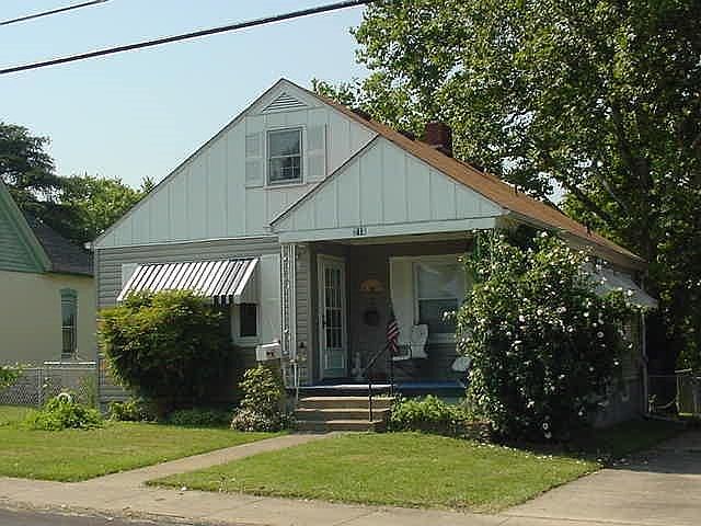 1st image of 218 E Oak St