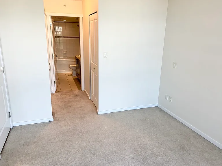 2289 Yukon Cres #1105 — Photo 11