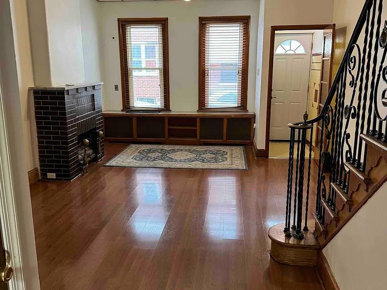 918 Daly St — Photo 7