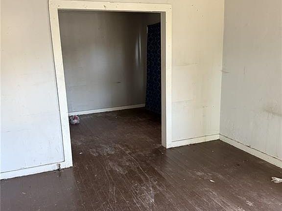 4th image of 2006 Edwards Ave