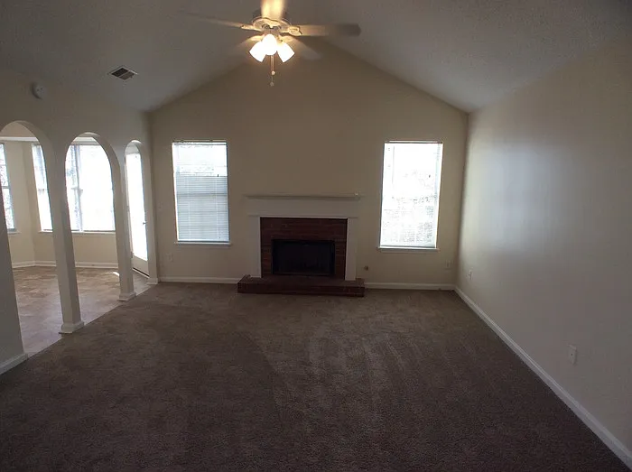 4 bed, 3.0 bath, 1946 sqft, $2,195 — Photo 4