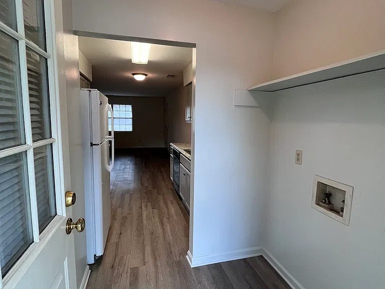 1 bed backdoor/laundry area