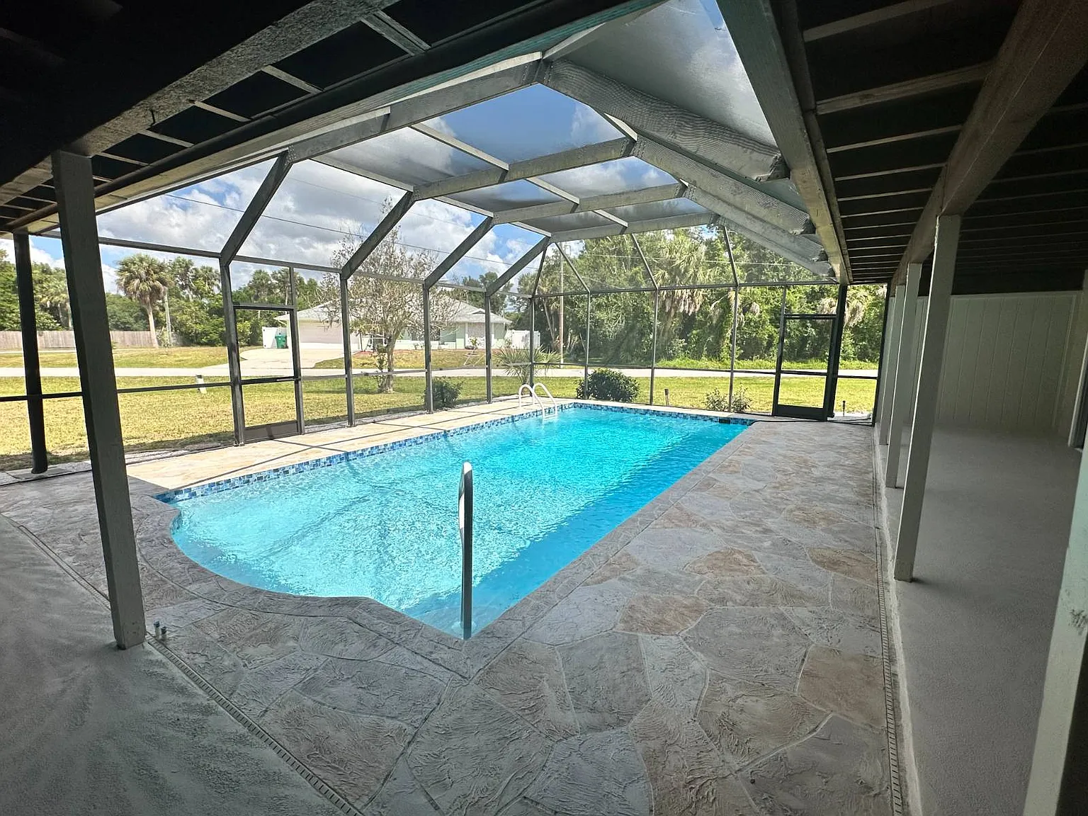3 bed, 3.0 bath, 2700 sqft, $2,500 — Photo 3
