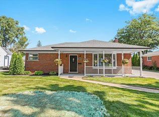 21321 Bayside St, Saint Clair Shores, MI 48081