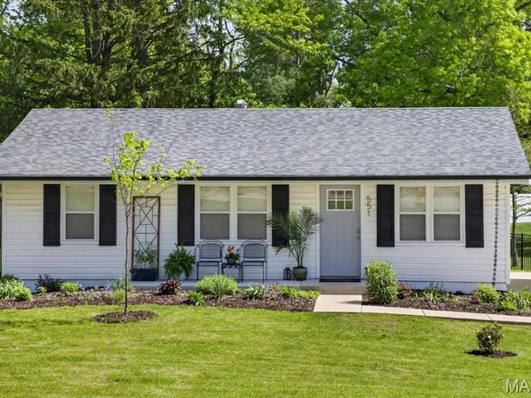 551 Saint Josephs Dr, Ballwin, MO 63021