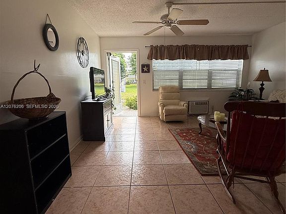5th image of 272 Camden Dr E #L