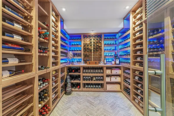 Sold by PRENDAMANO REAL ESTATE | media 54