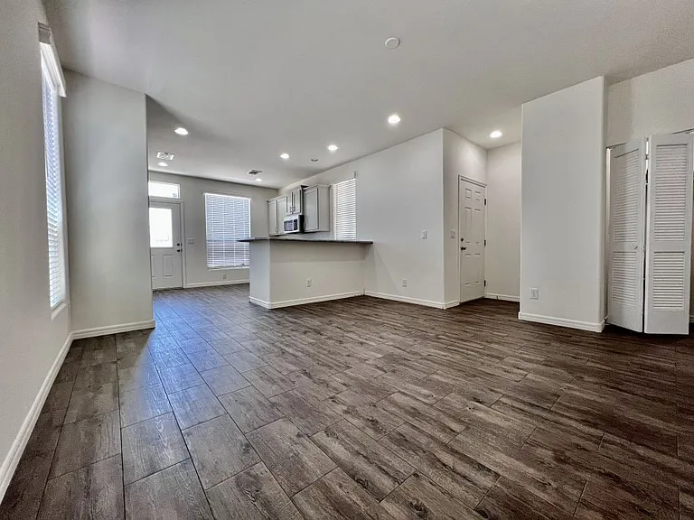 2206 S Ellsworth Rd #3B — Photo 3