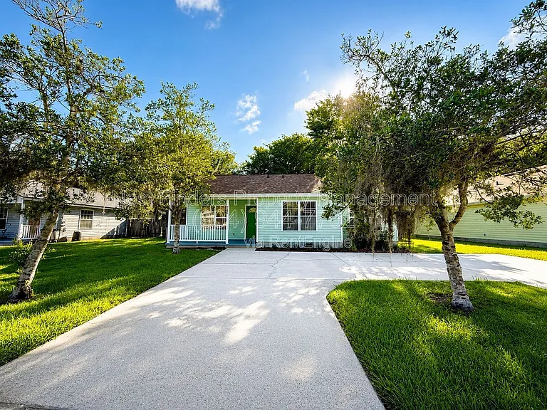 725 Alexander St — Photo 3