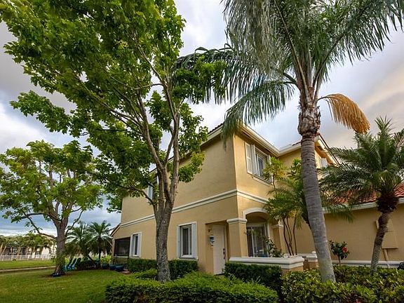 3rd image of 1040 Arezzo Cir