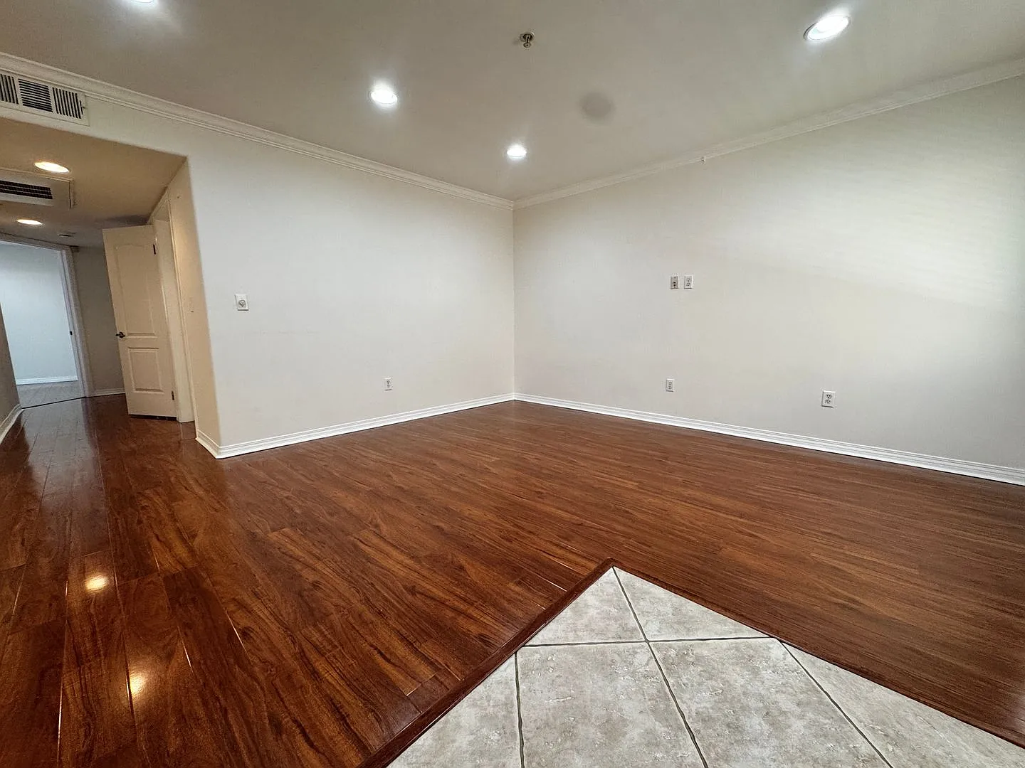 Spacious 2 bedroom condo in Van Nuys — Photo 4