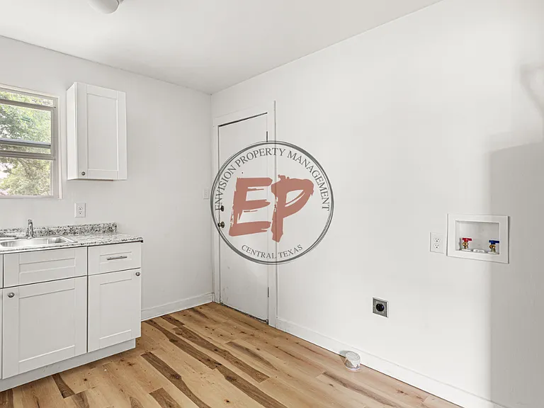 1920 Lyle Ave — Photo 7