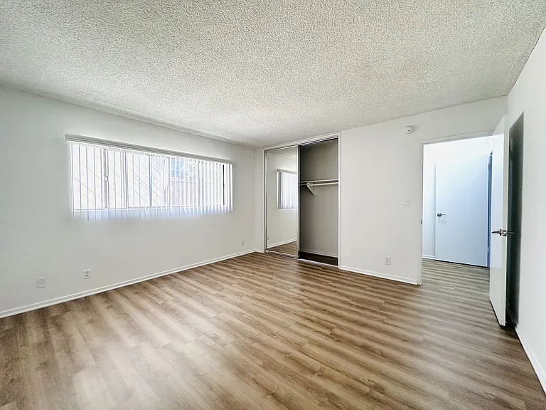 Lido Apartments - 2311 Bentley Ave — Photo 17