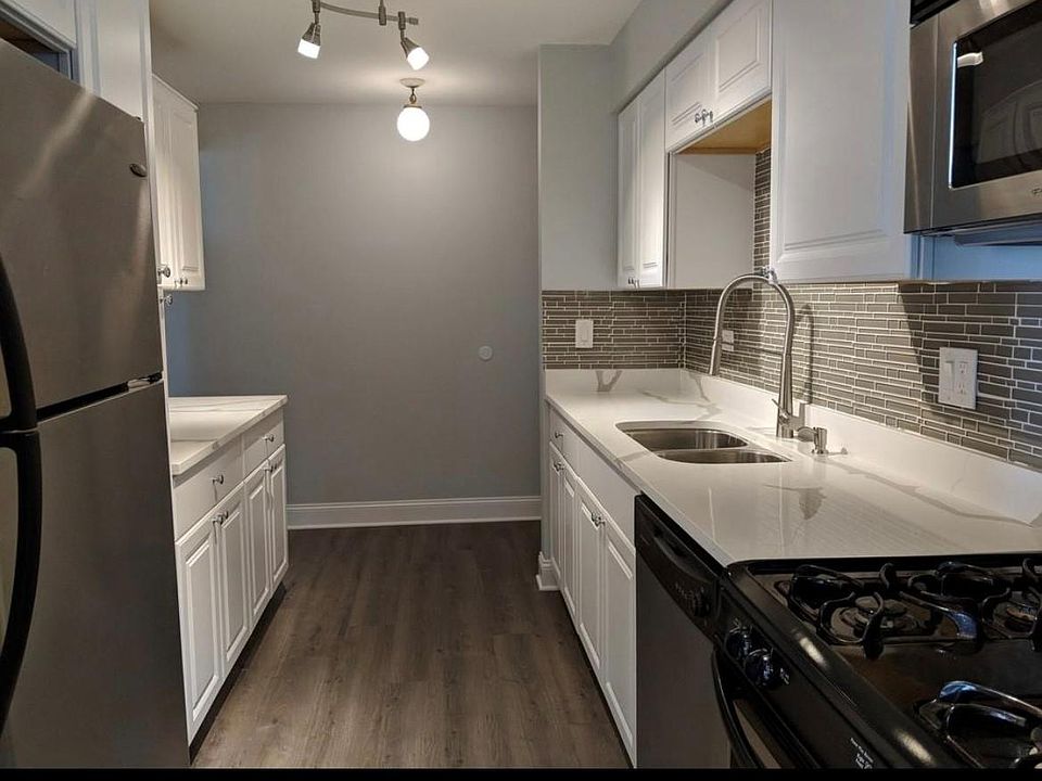 1st image of 2928 Roberts Dr #4