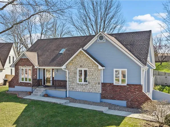 1812 NE Waterfield Ln, Blue Springs, MO 64014
