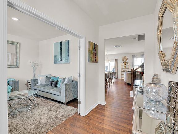 4th image of 18 Plumwood St