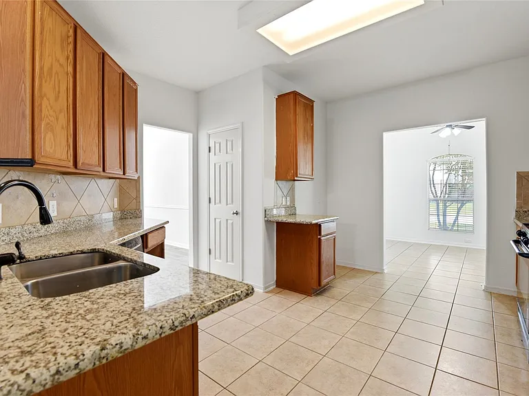 18427 Grove Brook Ln — Photo 15