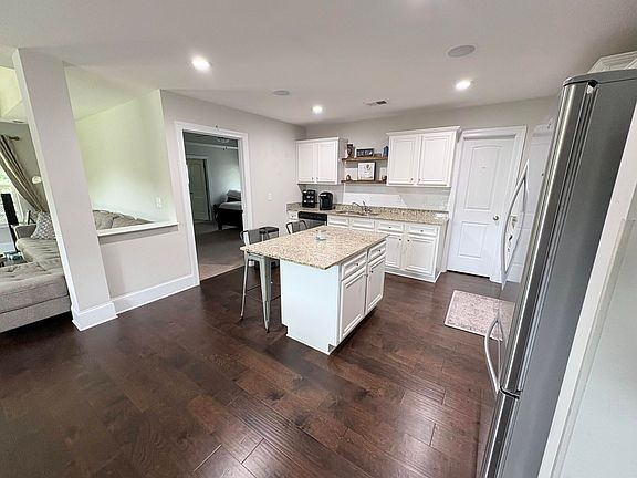 3rd image of 1100 Dewees St