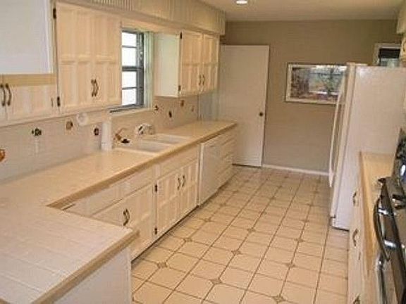 Large Kitchen with Jenn-Aire stove, dishwasher, garbage disp