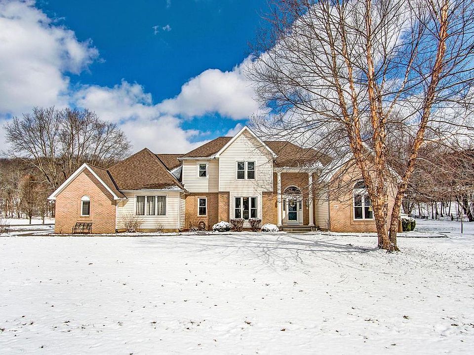1st image of 70 Fern Hill Dr