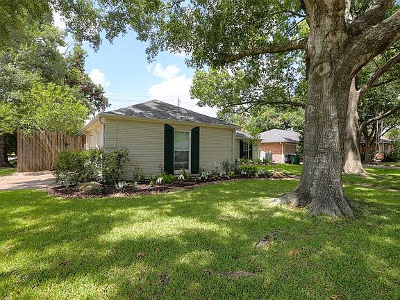 3rd image of 9422 Meadowglen Ln