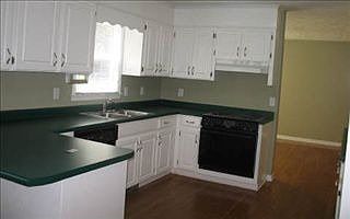 3rd image of 633 Thornwood Cir