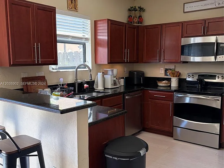 370 NE 37th Pl — Photo 8