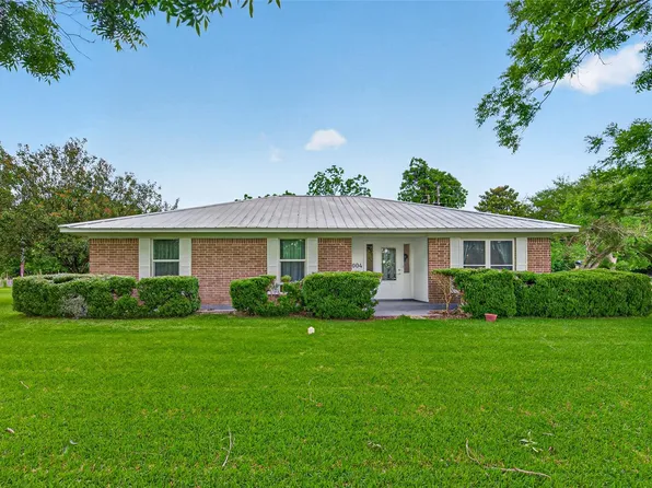 1004 Wagon Rd, Wallis, TX 77485