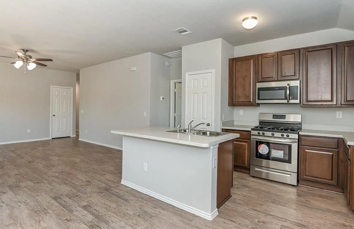 3 bed, 2.0 bath, 1248 sqft, $2,200 — Photo 2