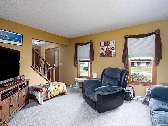 4th image of 872 Lakeview Dr