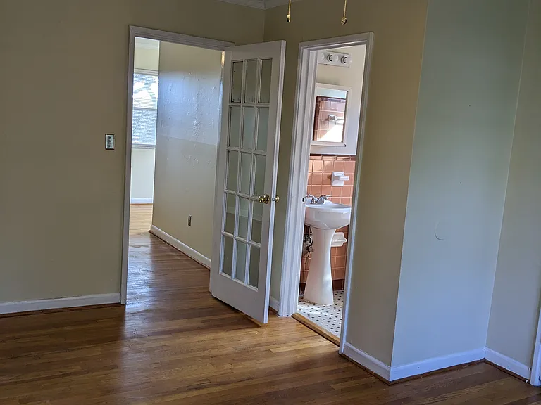 828 Argonne Ave NE #6 — Photo 2