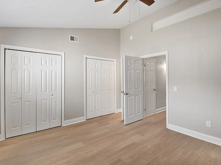 Colonial Pointe Apartments — Photo 37