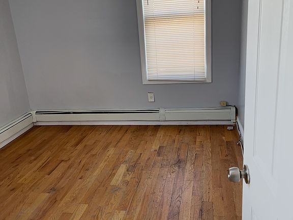 4th image of 14642 Lakewood Ave