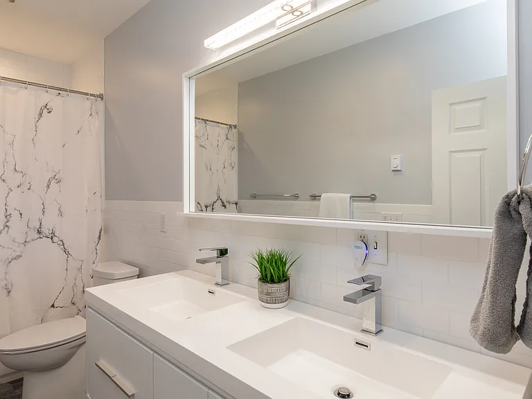 242 N Magee St — Photo 12