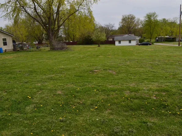 303 E Clay St, Smithton, MO 65350