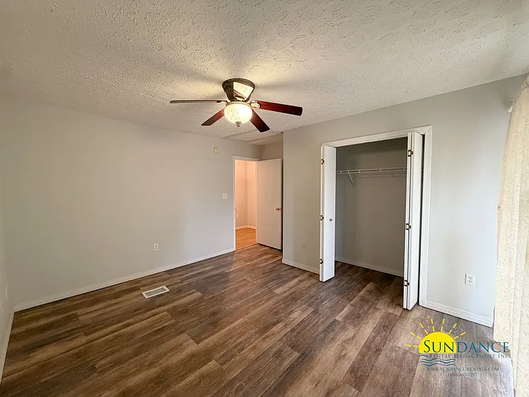 2404 Suwanee Ln — Photo 15