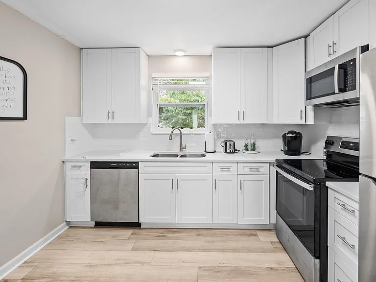 Newly Remodeled Kitchen with quartz countertops