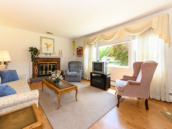 3rd image of 32 Cedar Cir