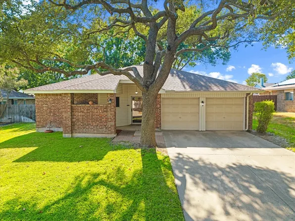 424 Grand Meadow Dr, Fort Worth, TX 76108