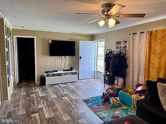 4th image of 386 Royal Crest Dr