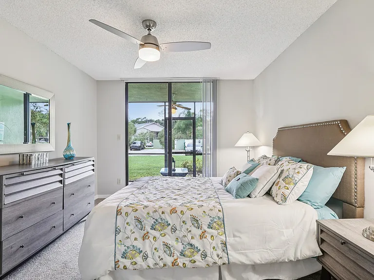 Lakeside Glen Apartments — Photo 31