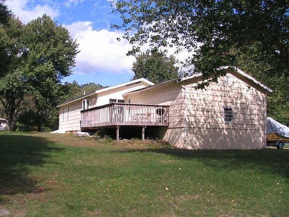 Spacious backyard w/shed,great setting for a pool!
