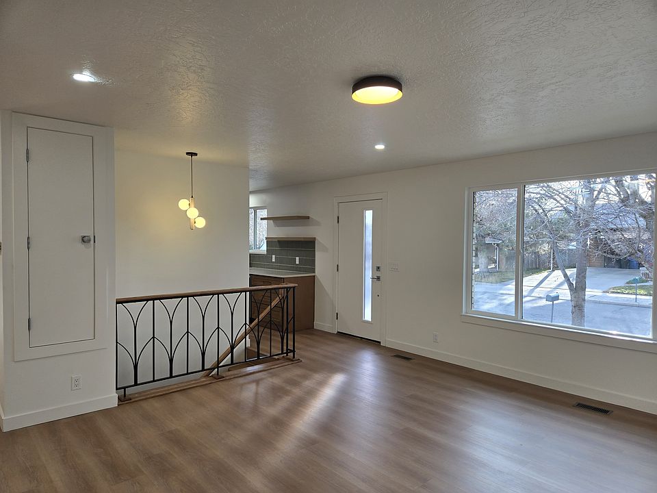 Bright living room with coat-closet