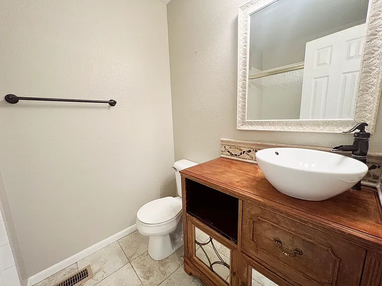 990 Emerald Dr — Photo 9