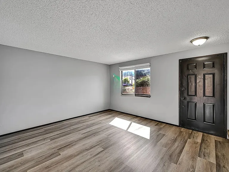 912 Algona Blvd N #B — Photo 2