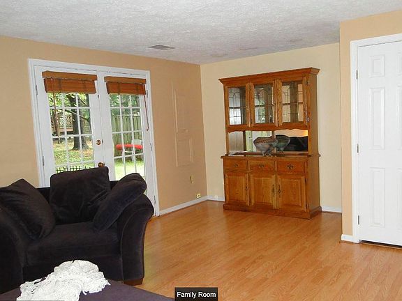 5th image of 14 Teaneck Ct
